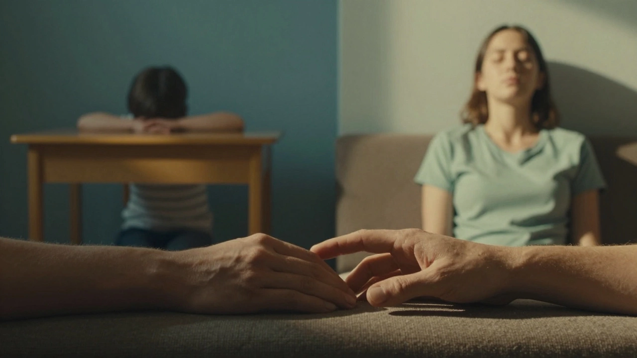 Руки почти касаются друг друга, за ними — два времени: прошлое в холоде и настоящее в тепле.